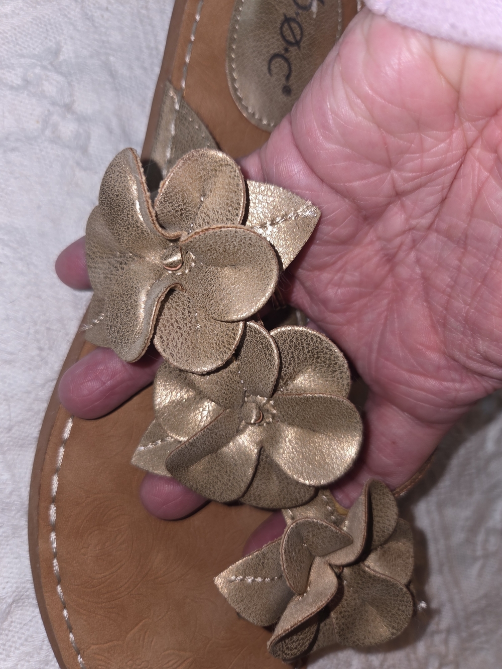 b.o.c. Women's Metallic Gold Floral Thong Sandal - Picture 4 of 6